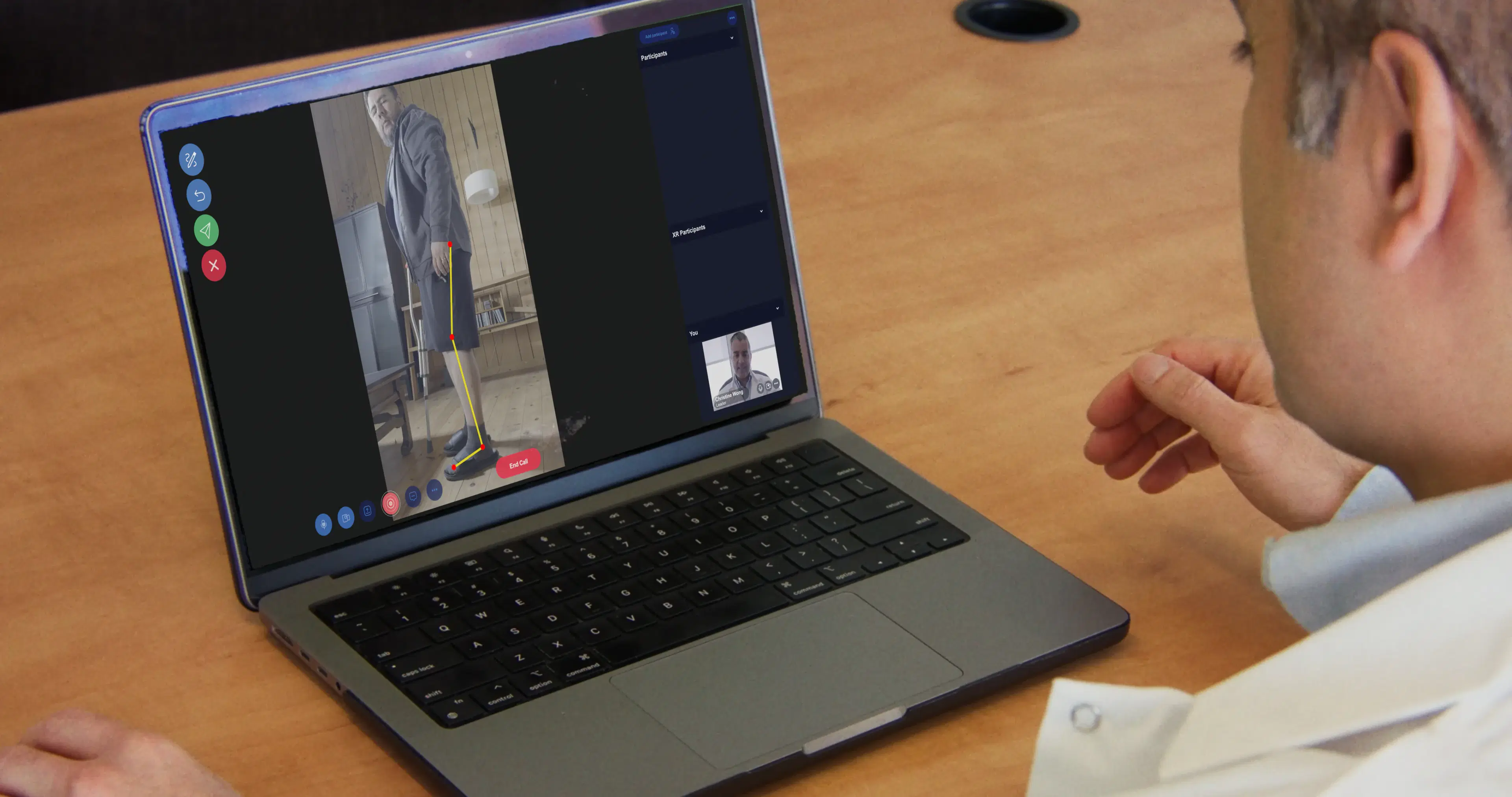 Specialiste guidant un etudiant en chirurgie a distance